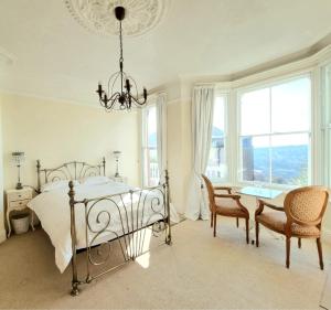 West Hill Retreat Edwardian Balcony Ensuite with Room Served Breakfast & Free Offstreet Parking