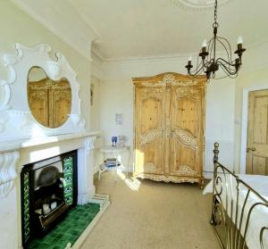 West Hill Retreat Edwardian Balcony Ensuite with Room Served Breakfast & Free Offstreet Parking