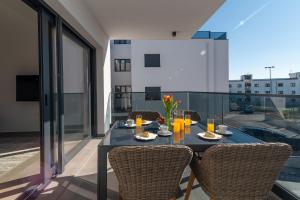 Poolside 2 bedroom ap. MARE