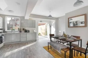 Spacious 3 Bed House, Netflix, Garden, Parking - South Stoneham