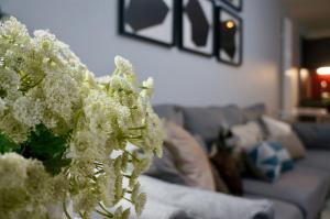 Stylish Highcross 1bed Apartment- Central