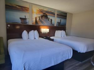 Queen Room with Two Queen Beds - Exterior Corridor/Smoking room in Executive Inn & Suites