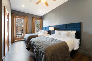 Deluxe Double Queen with Balcony room in Blue Moon Hotel - Powered By Jurny