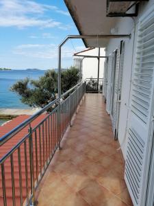 Apartment in Tribunj with sea view, balcony, air conditioning, WiFi 5081-1