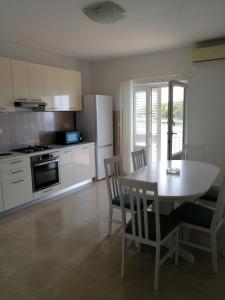 Apartment in Tribunj with sea view, balcony, air conditioning, WiFi 5081-1