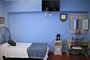 Triple Room with Balcony room in Hostal Arco Plaza