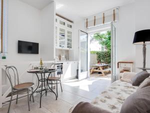 Studio L'Abeille d'Or-1 by Interhome