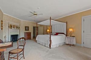 Deluxe King Suite room in South Shire