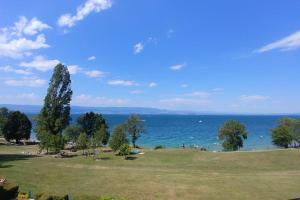 Appartements Lakefront. Appartement pieds dans l'eau. View and direct access to the lake. : photos des chambres