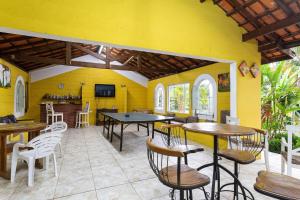Piscina, jardim, área gourmet e vista arborizada