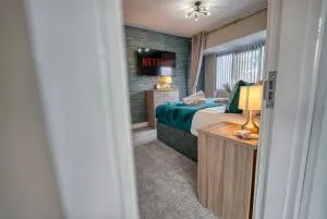 Stylish House - B'ham Airport and NEC, JLR Solihull, Business & Leisure Stays - Aspen House - Sheldon