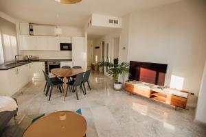 Contemporary Apartment across Marbella Club Hotel