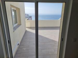 Apartamento com grandes terraços em frente a Praia