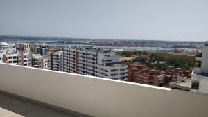 Apartamento com grandes terraços em frente a Praia