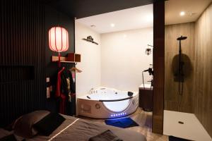 Capsule Japon - Jacuzzi - Netflix & Ecran Cinéma - Xbox