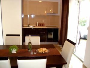 Spacious apartment with garage and private yard, Drage