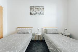 Spacious 2 bedroom flat near beach and town centre