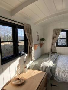 Peaceful Shepherd’s Hut in beautiful countryside.