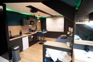 Appartements Capsule color deluxe Balneo I ecran home cinema I console de jeux : photos des chambres