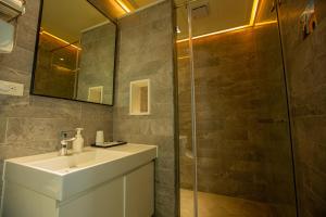 Phòng Giường Đôi có Ban công và Nhìn ra Biển (Double Room with Balcony and Sea View)