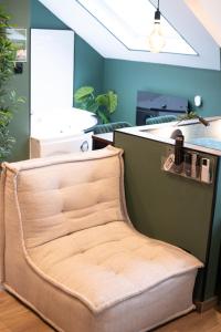 Appartements Capsule color deluxe Balneo I ecran home cinema I console de jeux : Studio Deluxe