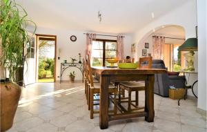 Maisons de vacances Awesome home in Saint Quentin la poter with WiFi and 3 Bedrooms : photos des chambres