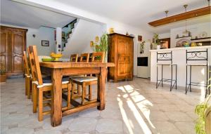 Maisons de vacances Pet Friendly Home In Saint Quentin La Poter With Wifi : photos des chambres