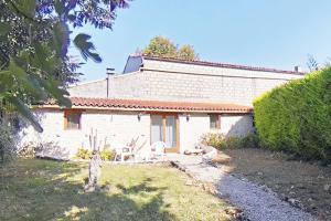 Maisons de vacances ESCALE AU CLOS SAINT MARTIN DE JUILLERS Gites et Chambres d'Hotes : photos des chambres