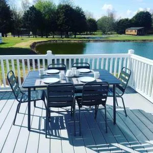 Hemingway Lodge with Hot Tub - Allerthorpe