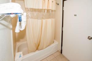 Queen Room with Tub - Accessible/Non-Smoking room in Rodeway Inn Central Colorado Springs