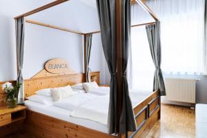 Double Room with Balcony room in Hotel Garni Thermenoase