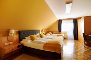 Comfort Triple Room with Balcony and Air condition room in Hotel Garni Thermenoase