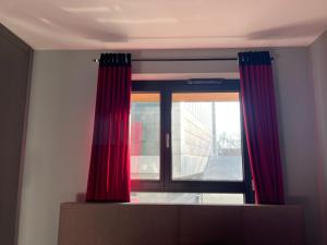 A large Luxurious PRIVATE Room, in a shared apartment-close to the city centre