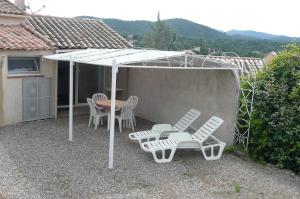 15mn de Cannes, Villa la Soleiade , Gite ,Lodge , type T2, clim, piscine, parking au Lac de Saint-Cassien VAR