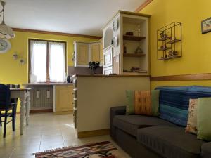 072 Trilocale, Giustino