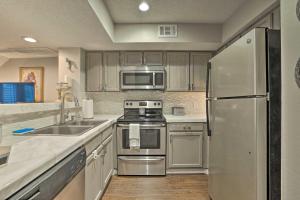 Cozy Arlington Condo about 18 Mi to Dtwn Dallas!