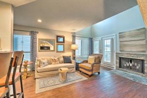 Cozy Arlington Condo about 18 Mi to Dtwn Dallas!