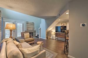 Cozy Arlington Condo about 18 Mi to Dtwn Dallas!