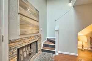 Cozy Arlington Condo about 18 Mi to Dtwn Dallas!