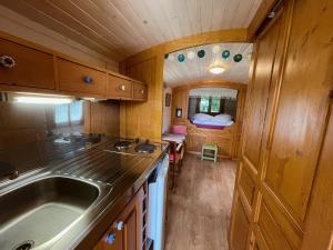 B&B / Chambres d'hotes Au Presbytere de Saigneville : Caravane 