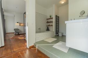 Exklusive Stadtvilla-190qm- Parkplatz- 3Schlafzimmer- 2 Bäder- Netflix- Waschmaschine- 4 Etagen-nähe Theater