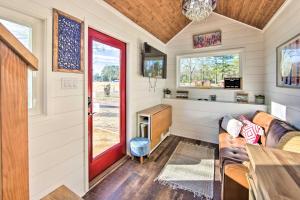Shared Dock & Lake Access: Daingerfield Tiny Home