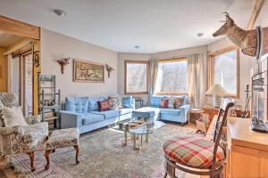 Next to Shawnee Mtn Ski Area Inviting Condo!