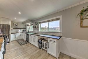 Mtn Escape with Deck and Views - Near Race Track!