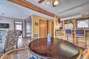 Next to Shawnee Mtn Ski Area Inviting Condo!