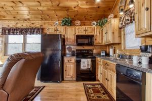 Mountains 4 Miles - Panoramic Views, Hot Tub & Fire Pit near Pigeon Forge