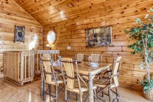 Mountains 4 Miles - Panoramic Views, Hot Tub & Fire Pit near Pigeon Forge