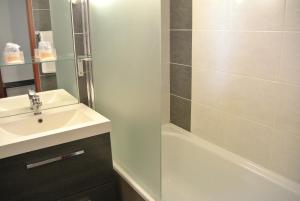 Hotels The Originals City, Hotel Castel Burgond, Dijon Ouest (Inter-Hotel) : photos des chambres