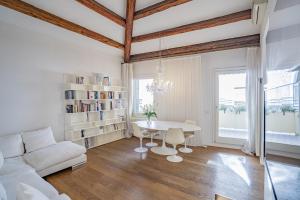 Colleoni Apartment with 2 Superb Terraces