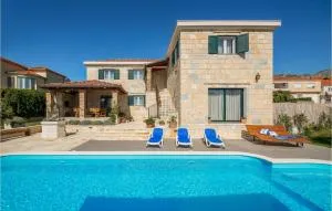 Amazing Home In Zrnovnica - 兹诺夫尼卡